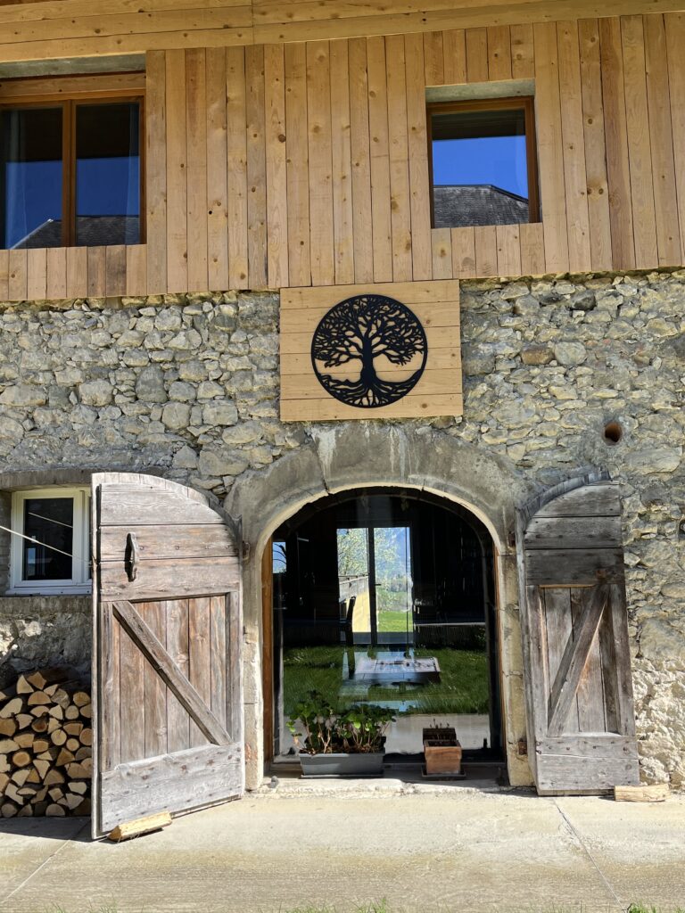 photo de l'entrée avec un arbre de vie