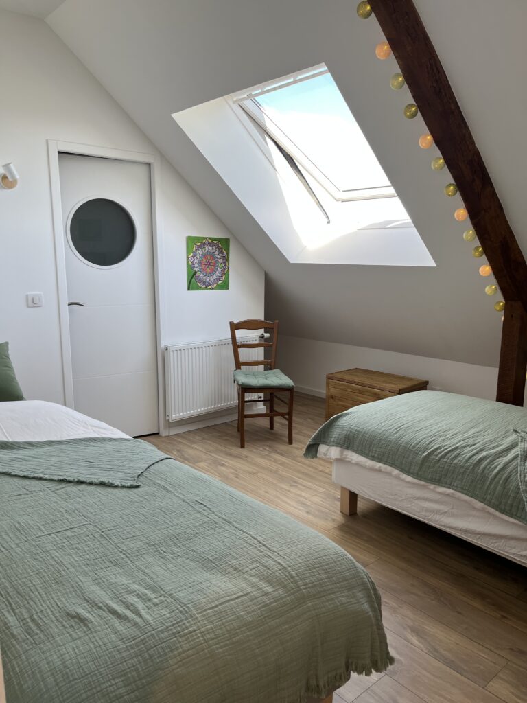 chambre avec lit simple